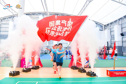 房產(chǎn)集團(tuán)與停車場(chǎng)公司聯(lián)隊(duì)榮獲城投羽毛球賽混...